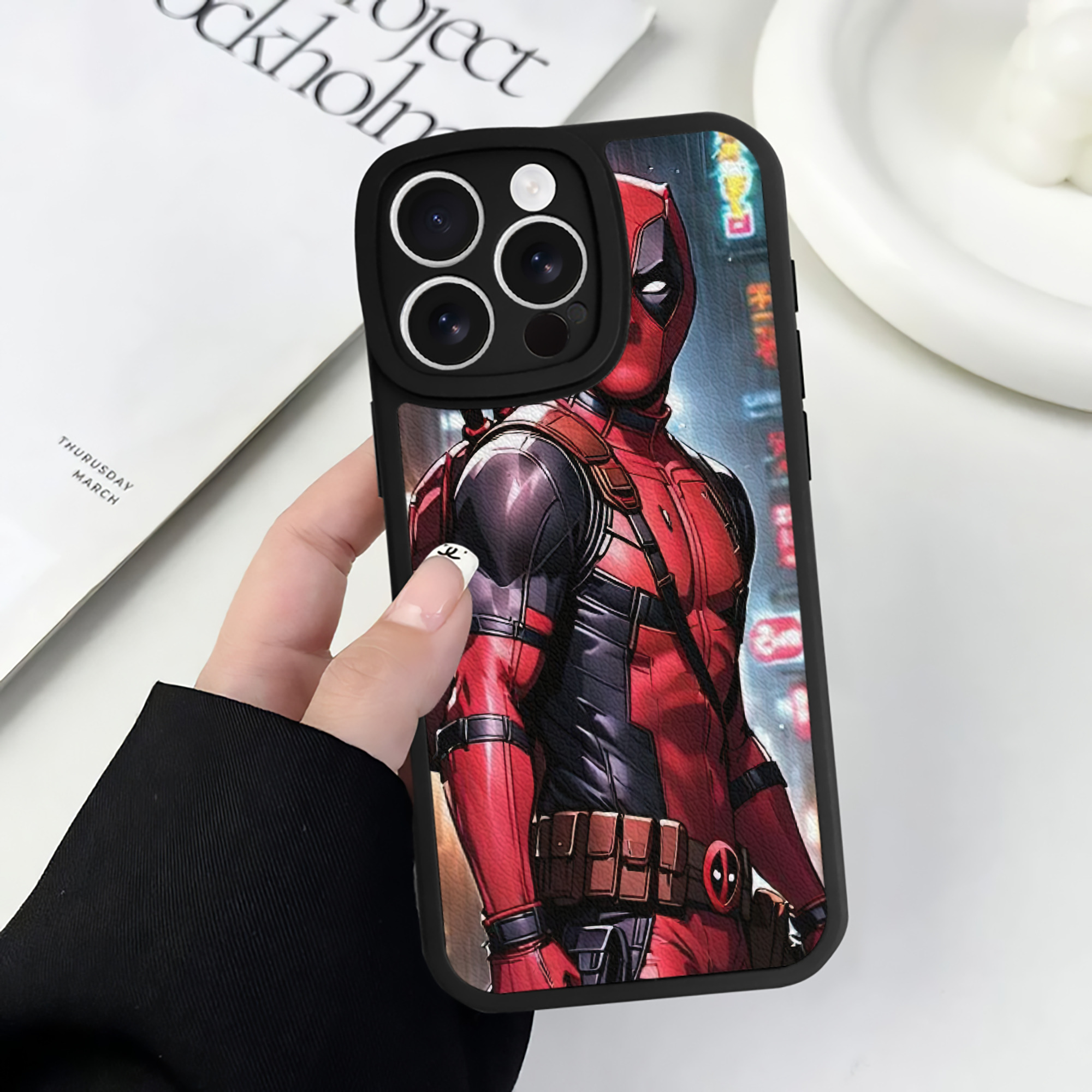 （画像用） Deadpool デッドプール 【iPhone 16シリーズ対応】シリコンスマホケース（レザー調） 材質：シリコン